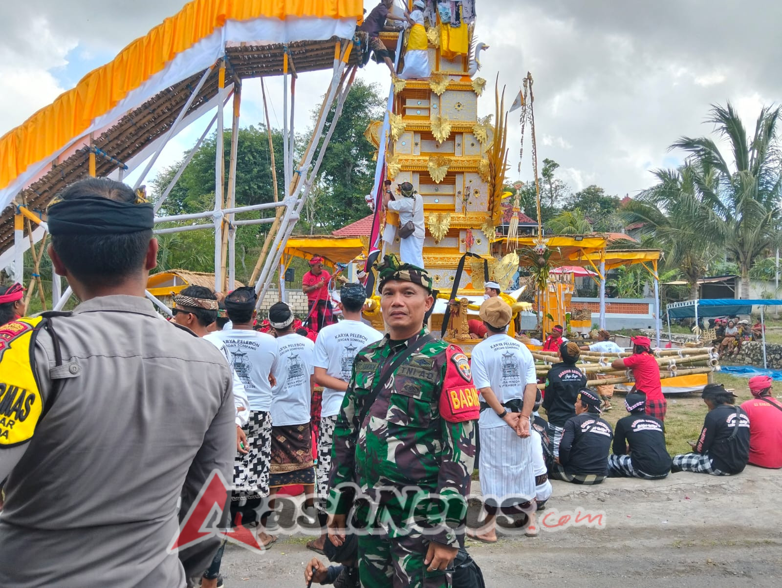 Beri Pelayanan Terbaik Bagi Masyarakat, Babinsa Bunga Mekar Dan Lembongan Kawal Ngaben Massal