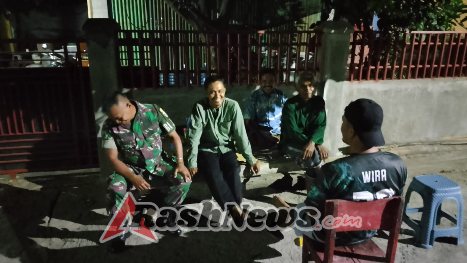 Dekat dengan Rakyat, Babinsa Koramil 1628-04 Ingatkan Warga Pentingnya Kamtibmas