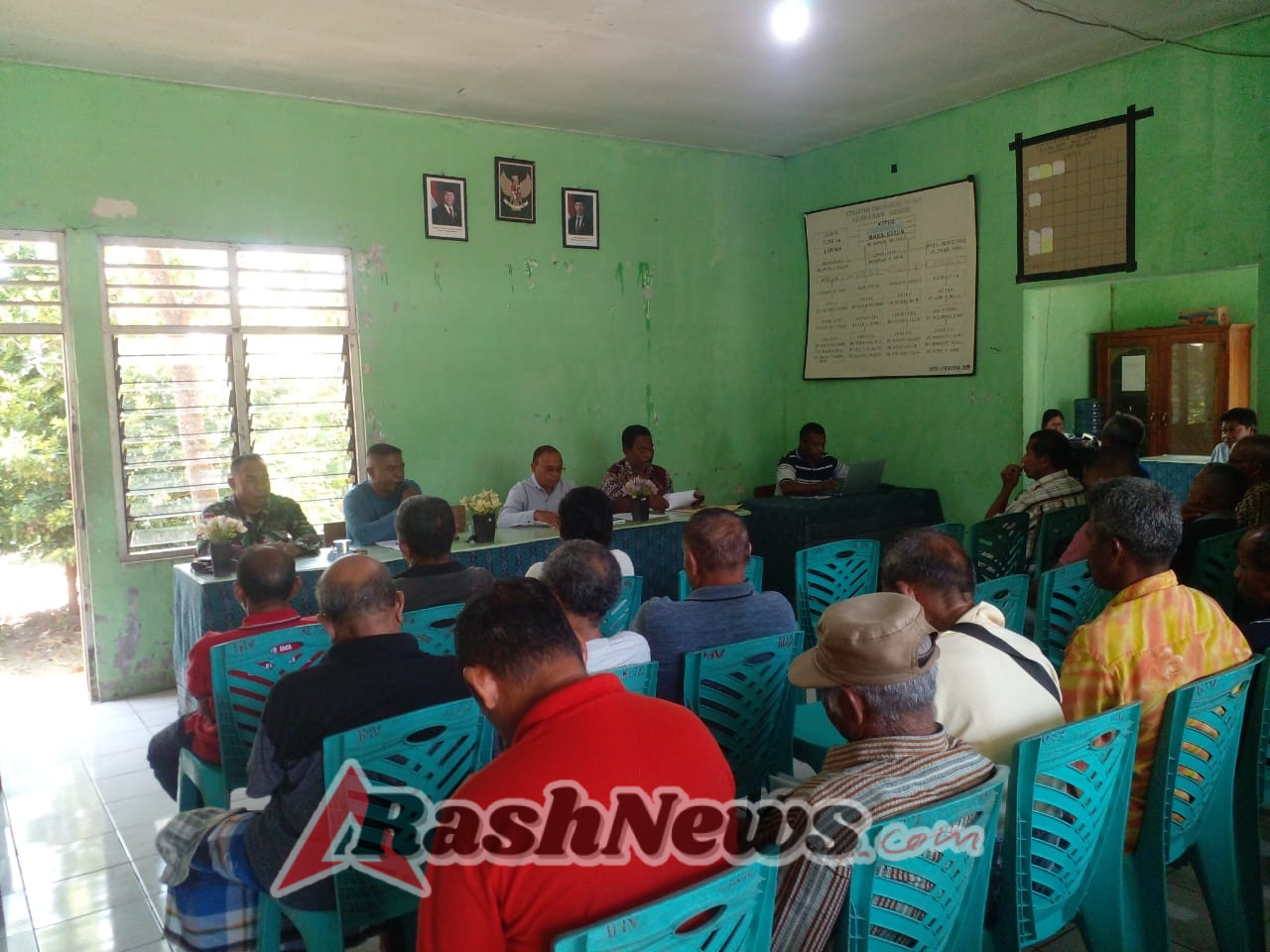Babinsa dan Bhabinkamtibmas Hadiri Rapat Koordinasi Kelurahan Oenesu