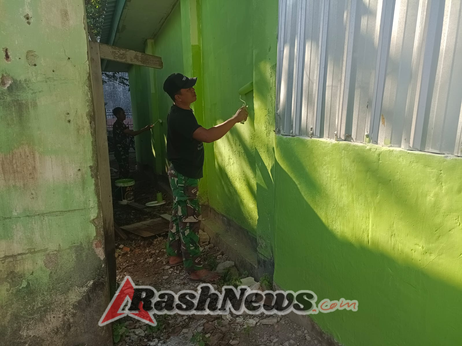 Wujud Kepedulian, Anggota Koramil 1628-01/Taliwang Cat Rumah Dinas Danramil