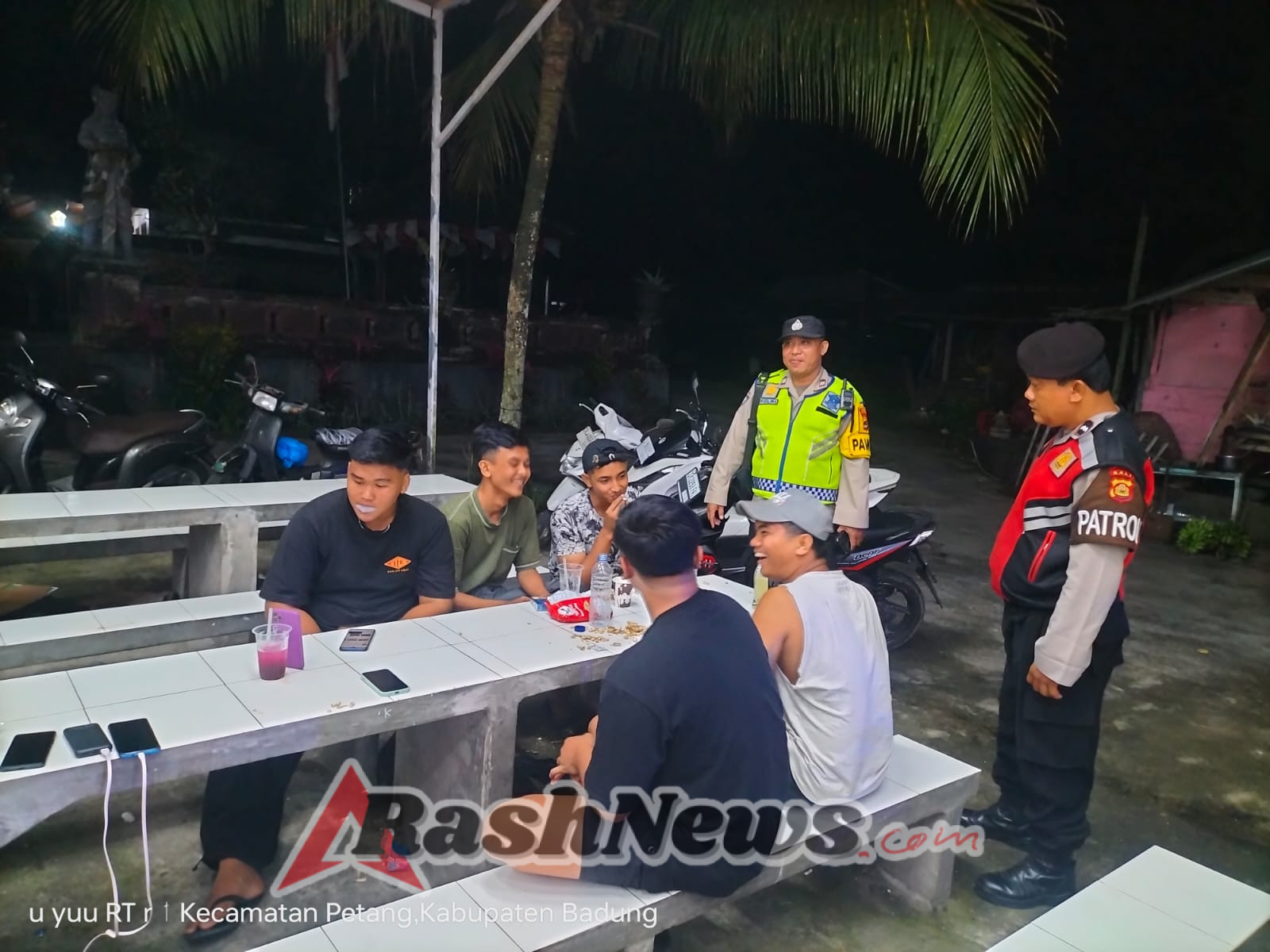 Jaga Kondusifitas Malam Hari, Polsek Petang Lakukan Patroli Dialogis Menyisir Jalur Selatan