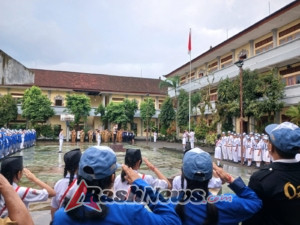 Kasat Binmas Polres Bangli Menjadi Pembina Upacara di SMA Negeri 1 Bangli