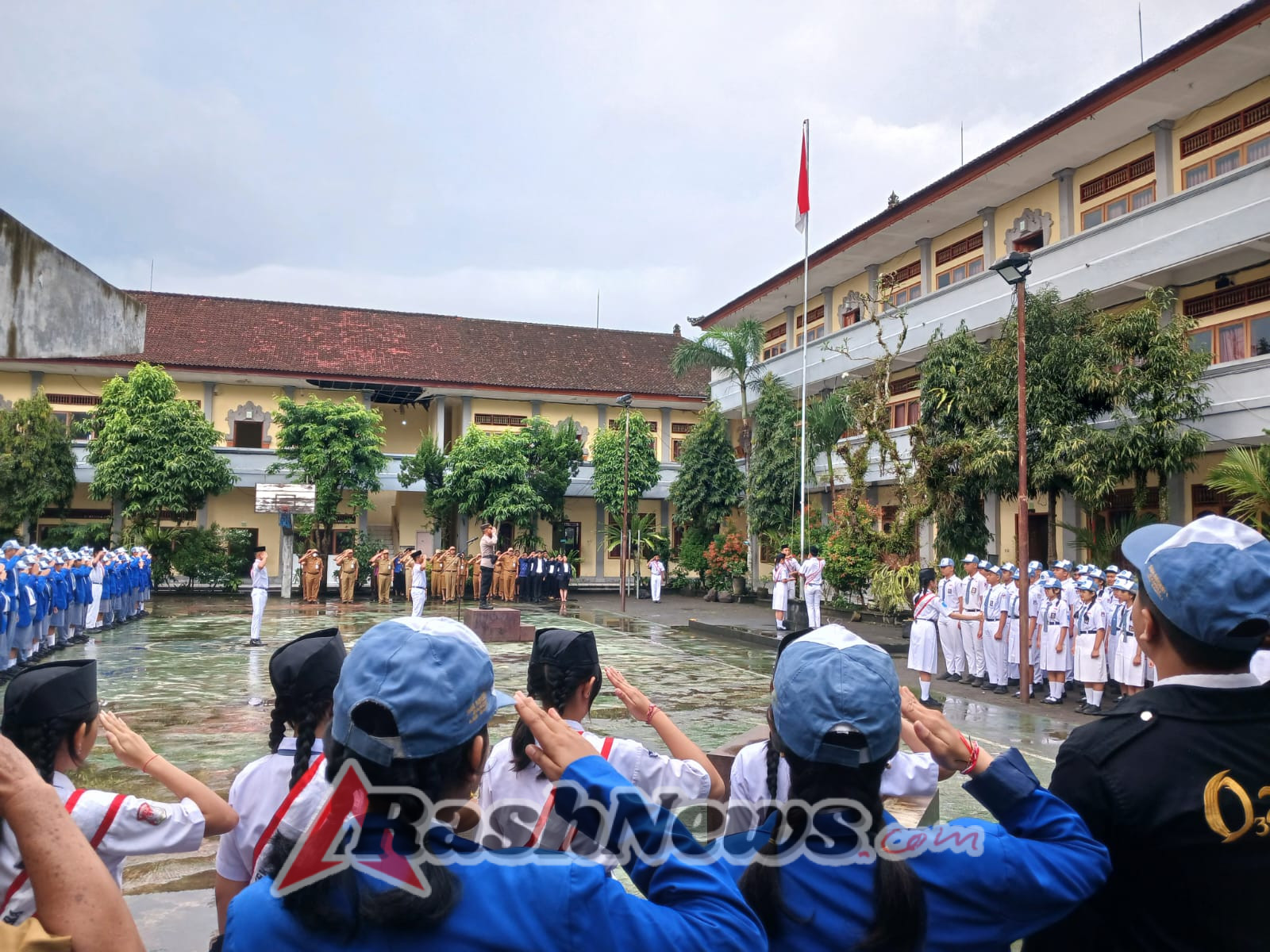 Kasat Binmas Polres Bangli Menjadi Pembina Upacara di SMA Negeri 1 Bangli