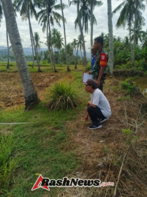 Wujud Pendampingan, Babinsa Moteng Dampingi Staf Desa Ukur Sawah Warga