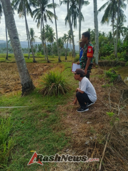 Wujud Pendampingan, Babinsa Moteng Dampingi Staf Desa Ukur Sawah Warga