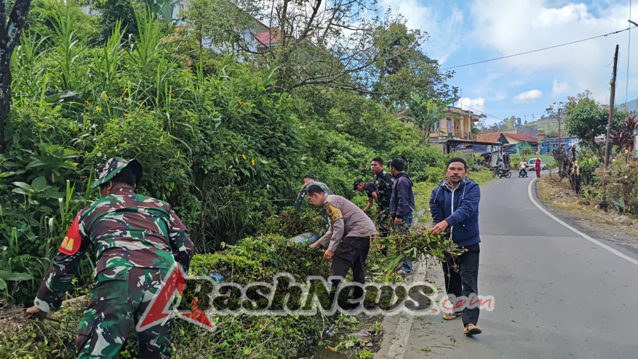 Untuk Kelancaran Dalam Beraktivitas, Babinsa Ajak Warga Bersihkan Kanan Kiri Jalan.