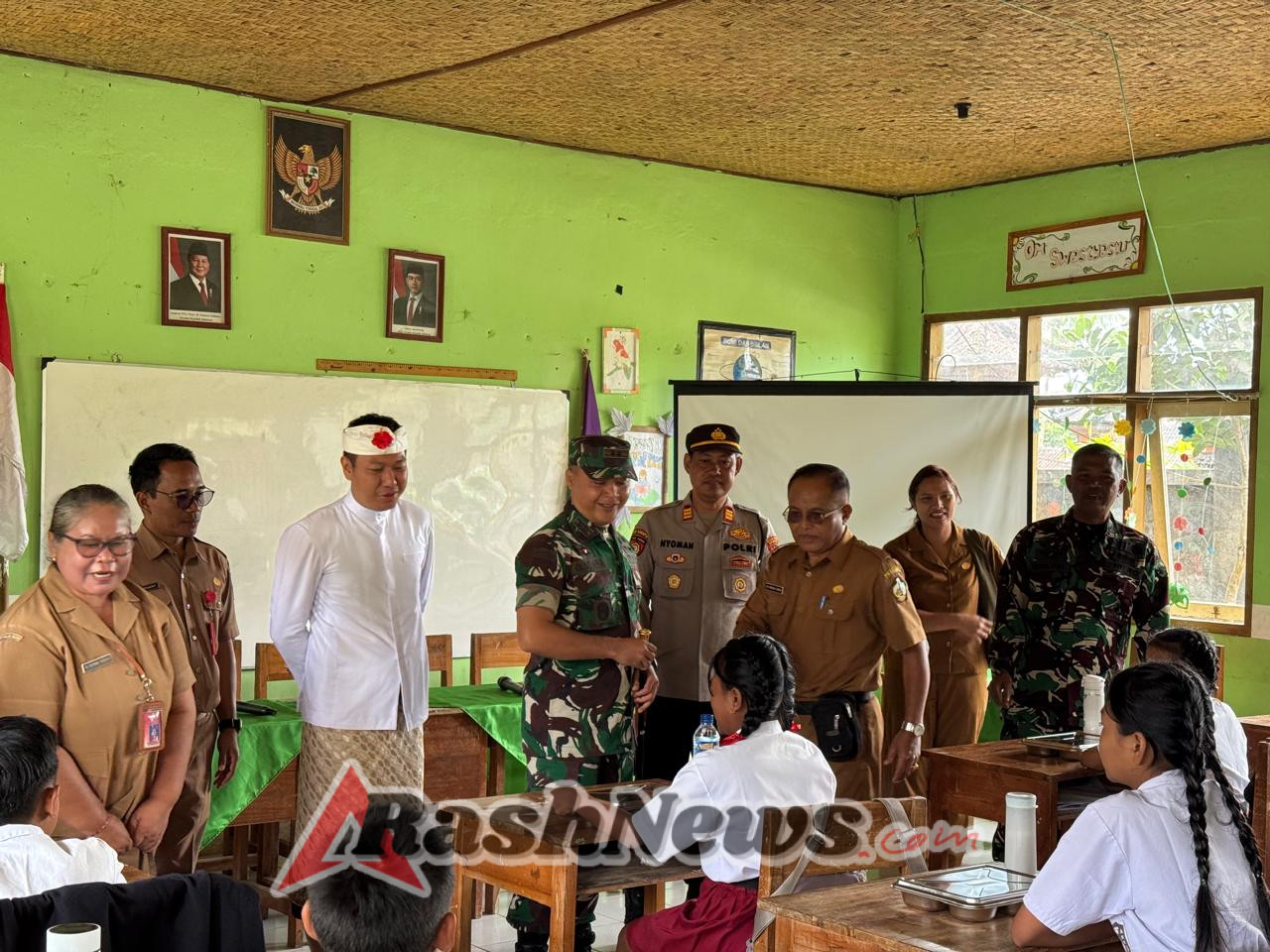 Kapolsek Susut Hadiri Penyerahan Simbolis Paket Makan Bergizi Gratis di SD N 2 Penglumbaran