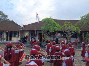 Bhabin Desa Bongan bertindak sebagai Pembina upacara bendera di SDN 5 Bongan
