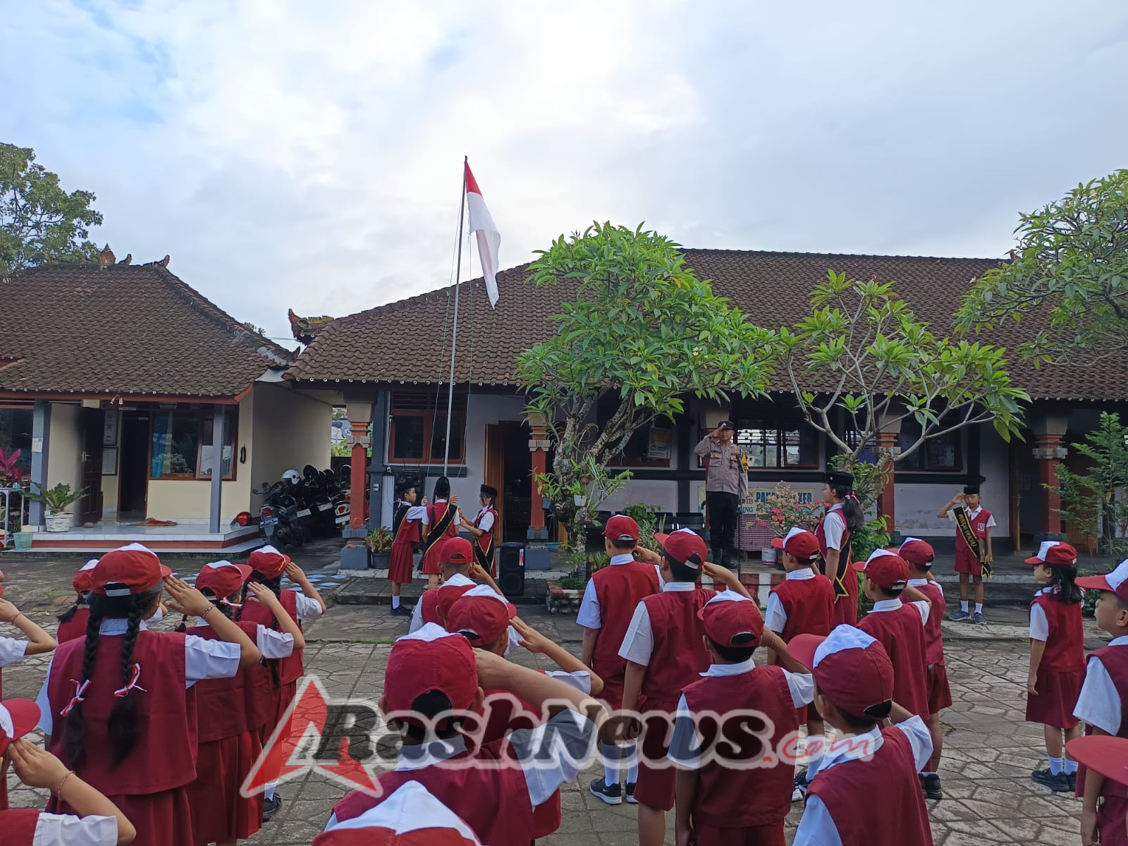 Bhabin Desa Bongan bertindak sebagai Pembina upacara bendera di SDN 5 Bongan