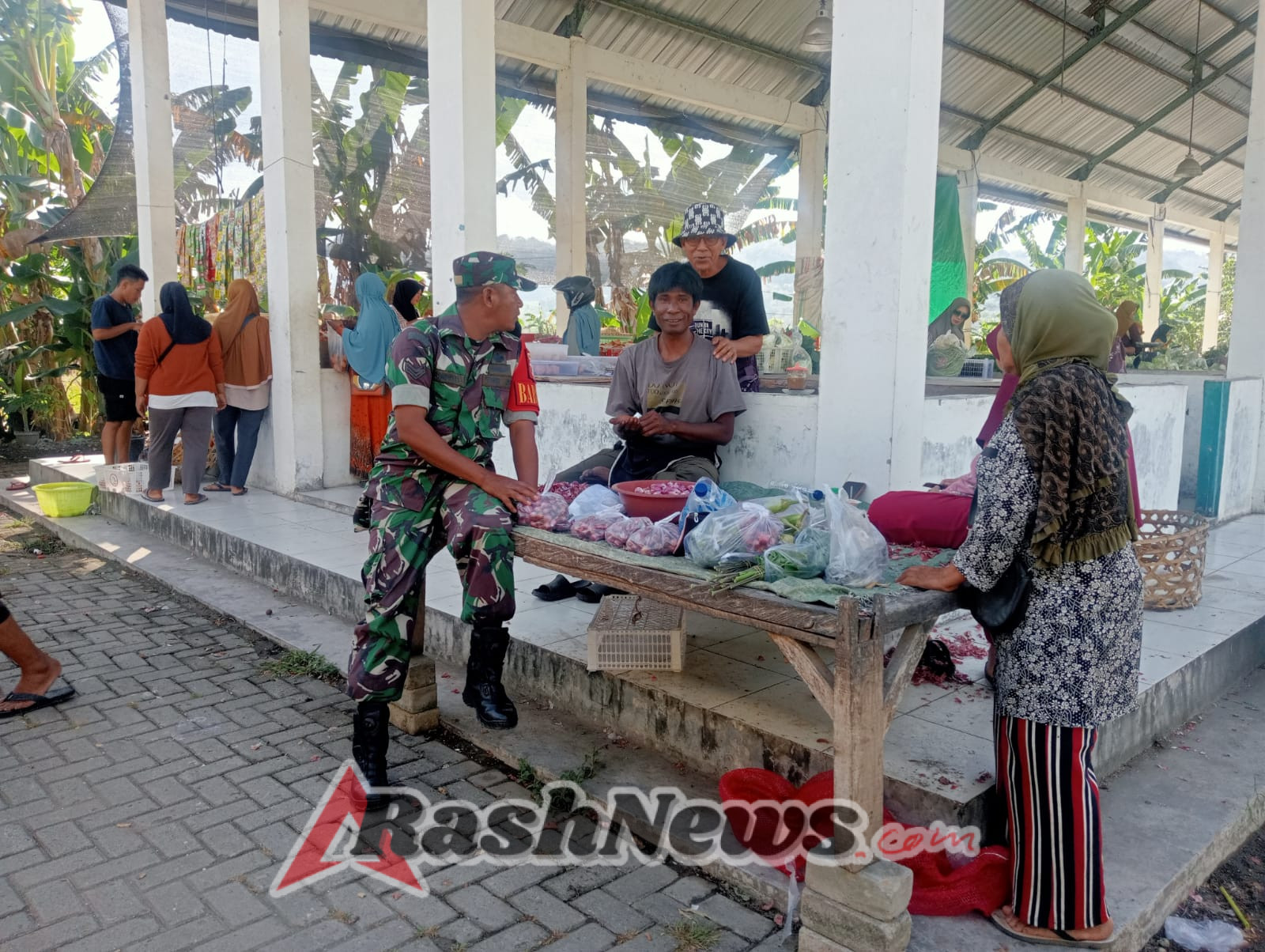 Ciptakan Lingkungan Nyaman, Babinsa Beru Gelar Sosialisasi di Pasar Desa