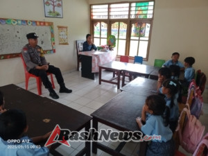 Bhabinkamtibmas Desa Gunung Salak Sambangi  Anak TK Kumara, di Desa Binaannya