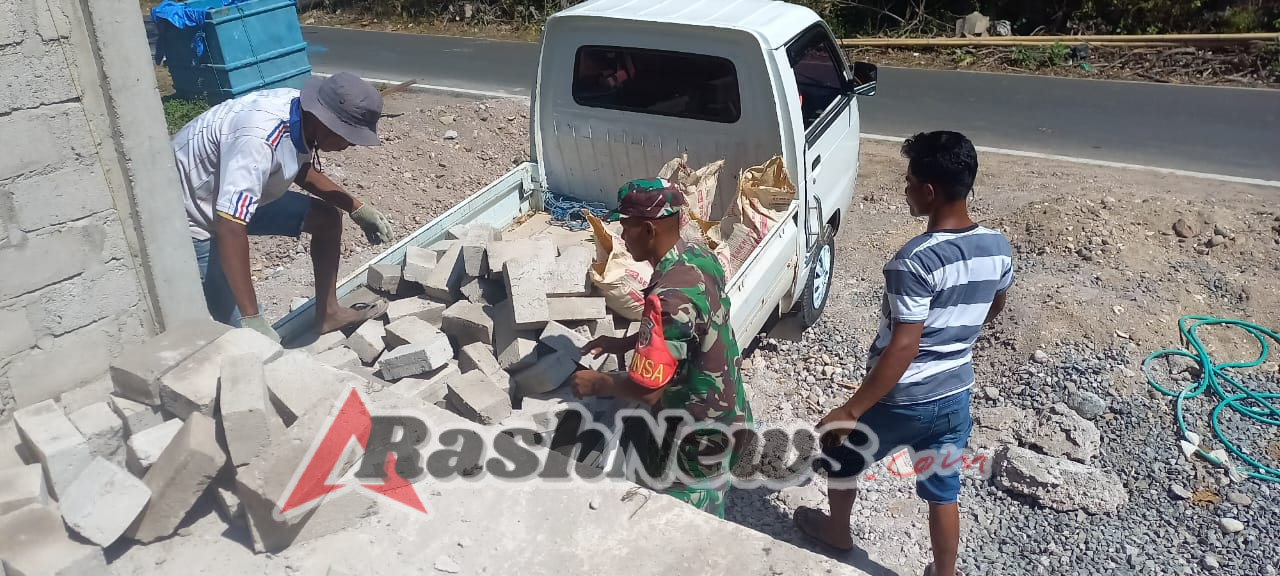 Babinsa Koramil 1624-04/Omesuri Gotong Royong Bantu Warga Bangun Rumah di Desa Balauring