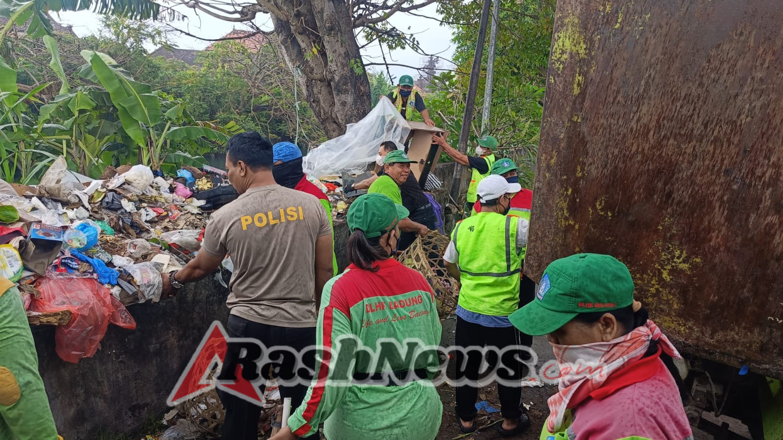 Anggota DPRD Badung Wayan Puspa Negara Ajak DLHK dan Warga Bersihkan Sampah Pasca Banjir di Aspol Kuta