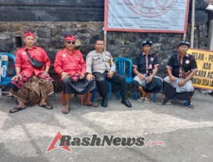 Sinergi Bhabinkamtibmas dan Pecalang Amankan Upacara Melaspas di Pura Dadya Pande Bangkemaon