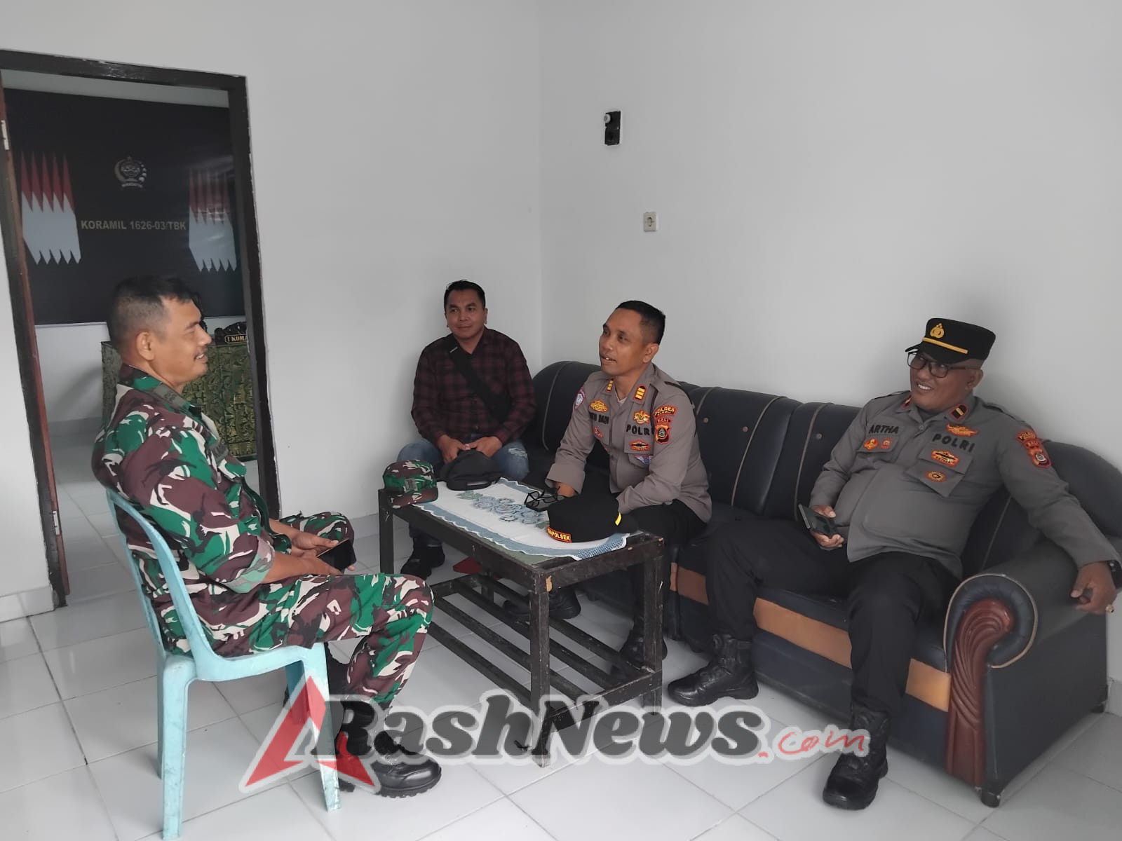 Kapolsek Tembuku Jalin Silaturahmi dengan Sambangi Mako Koramil dan Kantor Desa Tembuku