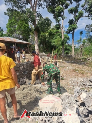 Tingkatkan Kemanunggalan TNI-Rakyat, Babinsa Lewa Ikut Rehap Gereja