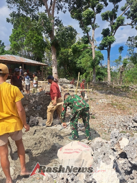 Tingkatkan Kemanunggalan TNI-Rakyat, Babinsa Lewa Ikut Rehap Gereja