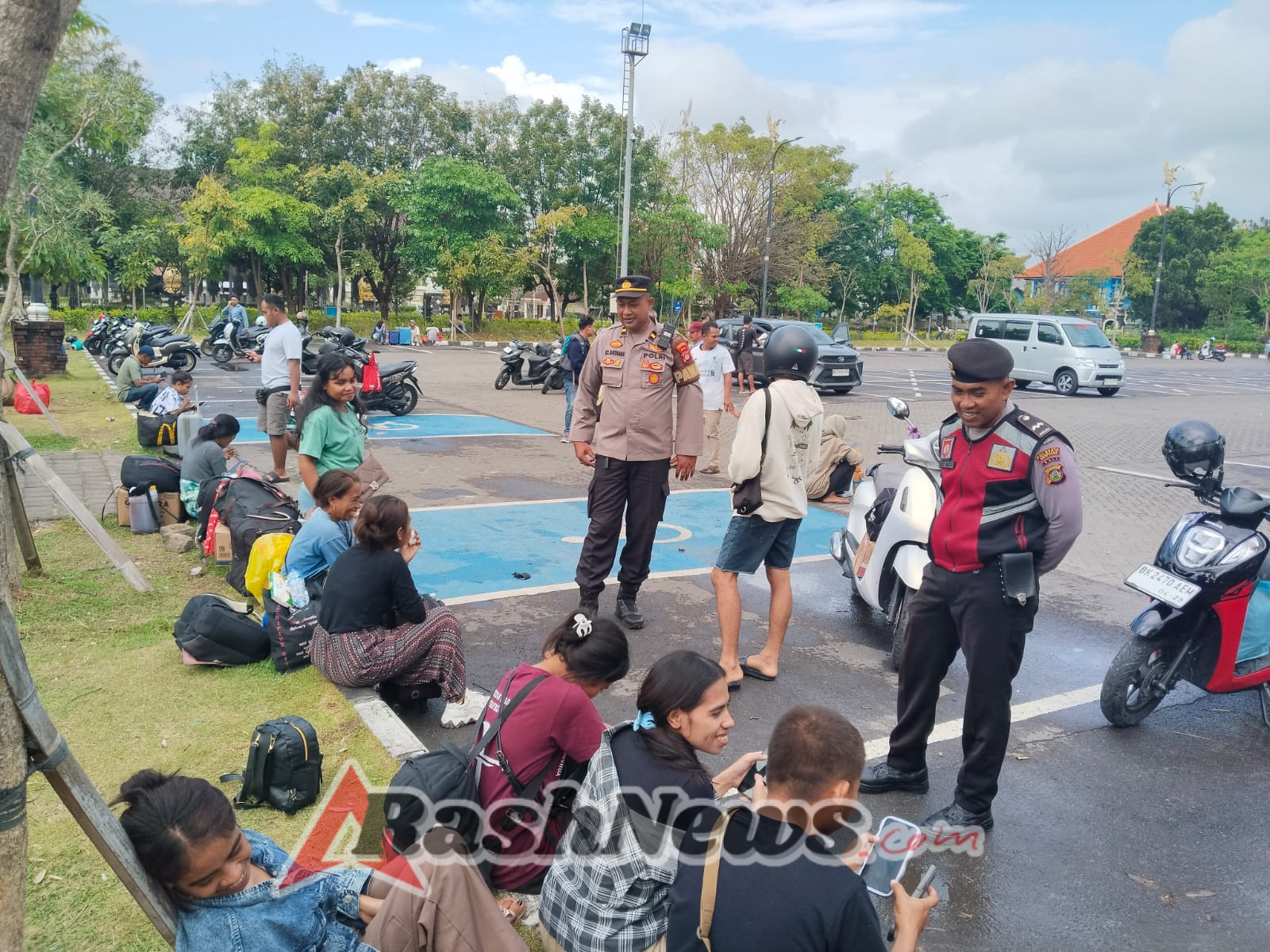 Polsek Benoa Berikan Himbauan Kamtibmas Melalui Giat Cooling System Kepada Para Penumpang Kapal.