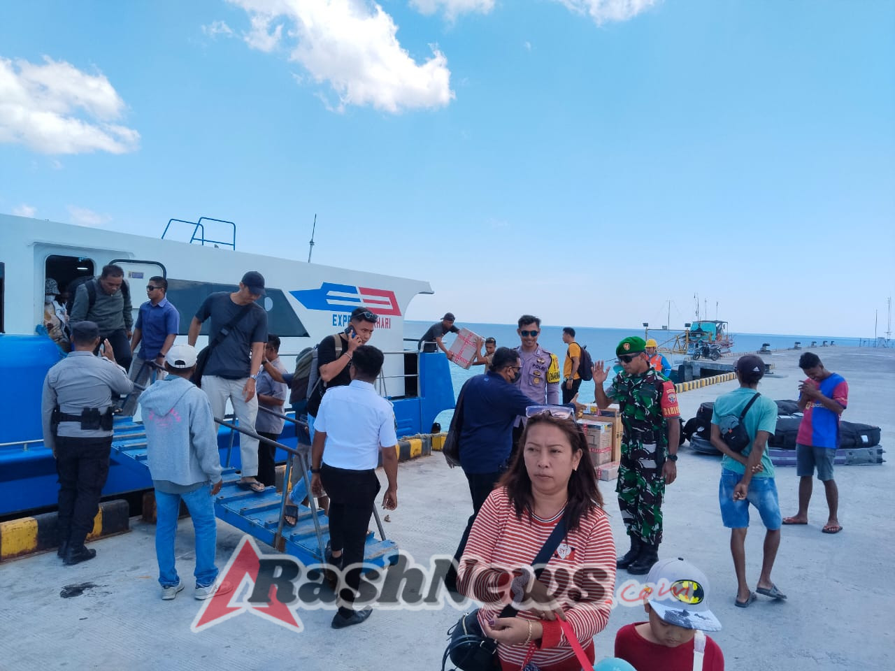 Babinsa Koramil 1627-01/Baa Awasi Kedatangan Kapal Expres Bahari 8E di Pelabuhan Ba’a