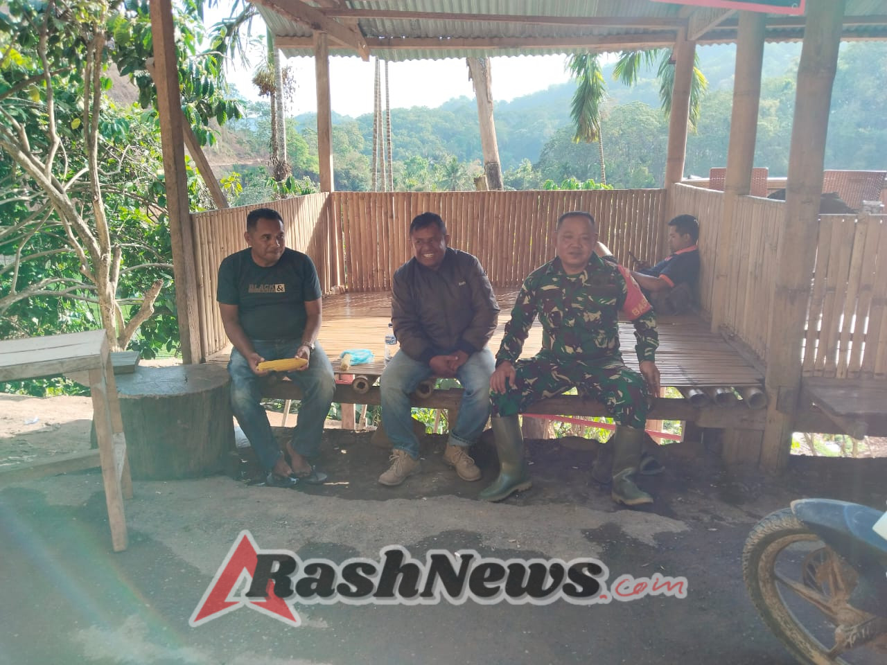 Babinsa Aktif di Tengah Warga, Komsos dan Pamwil Warnai Kehadiran TNI di Desa Dile