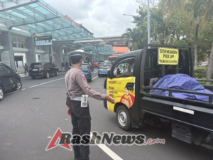 Personil Sat Lantas Polres Bandara Atur Arus Lalin di Terminal Domestik Ngurah Rai, Pastikan Kelancaran dan Keamanan