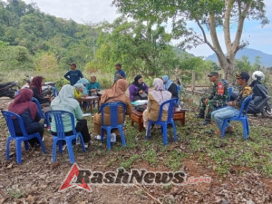 Pastikan Aman dan Lancar, Babinsa Hadir di Kegiatan Vaksinasi Ternak Lamontet