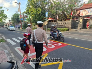 Antisipasi Kecelakaan Terhadap Pelajar, Anggota Lantas Polres Karangasem Laksanakan Penyebrangan Pelajar Sekolah