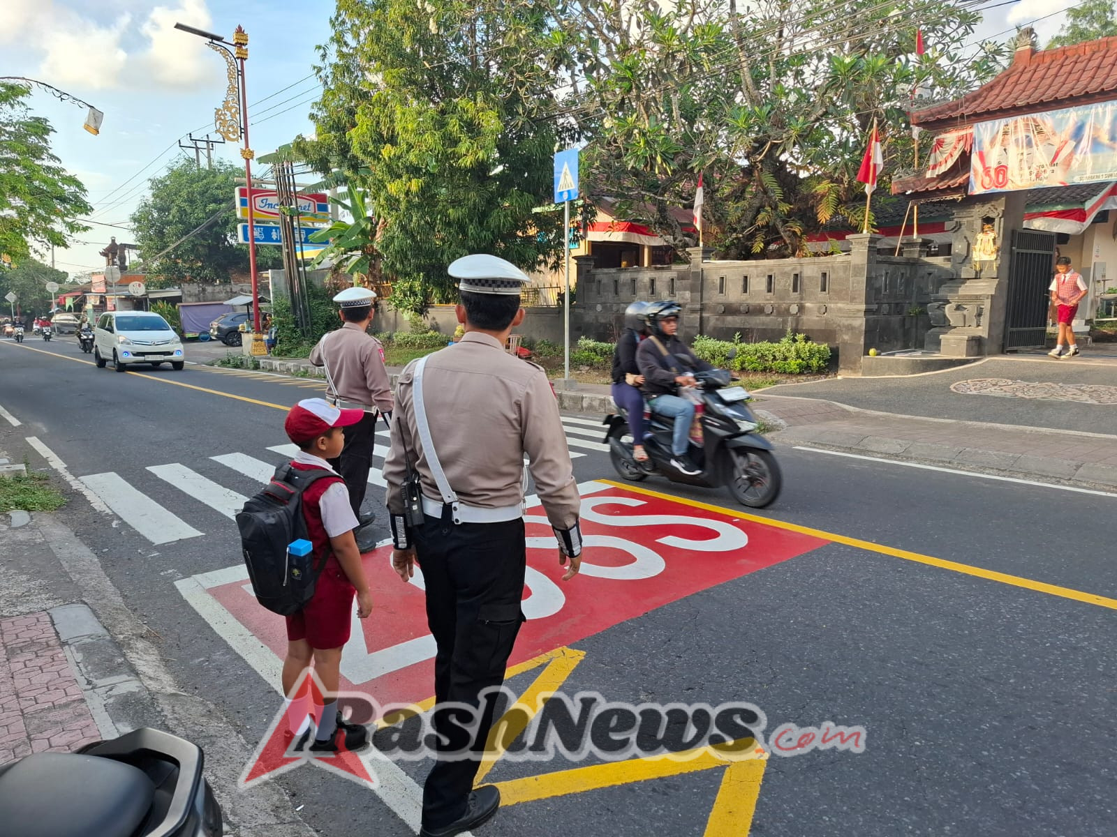 Antisipasi Kecelakaan Terhadap Pelajar, Anggota Lantas Polres Karangasem Laksanakan Penyebrangan Pelajar Sekolah