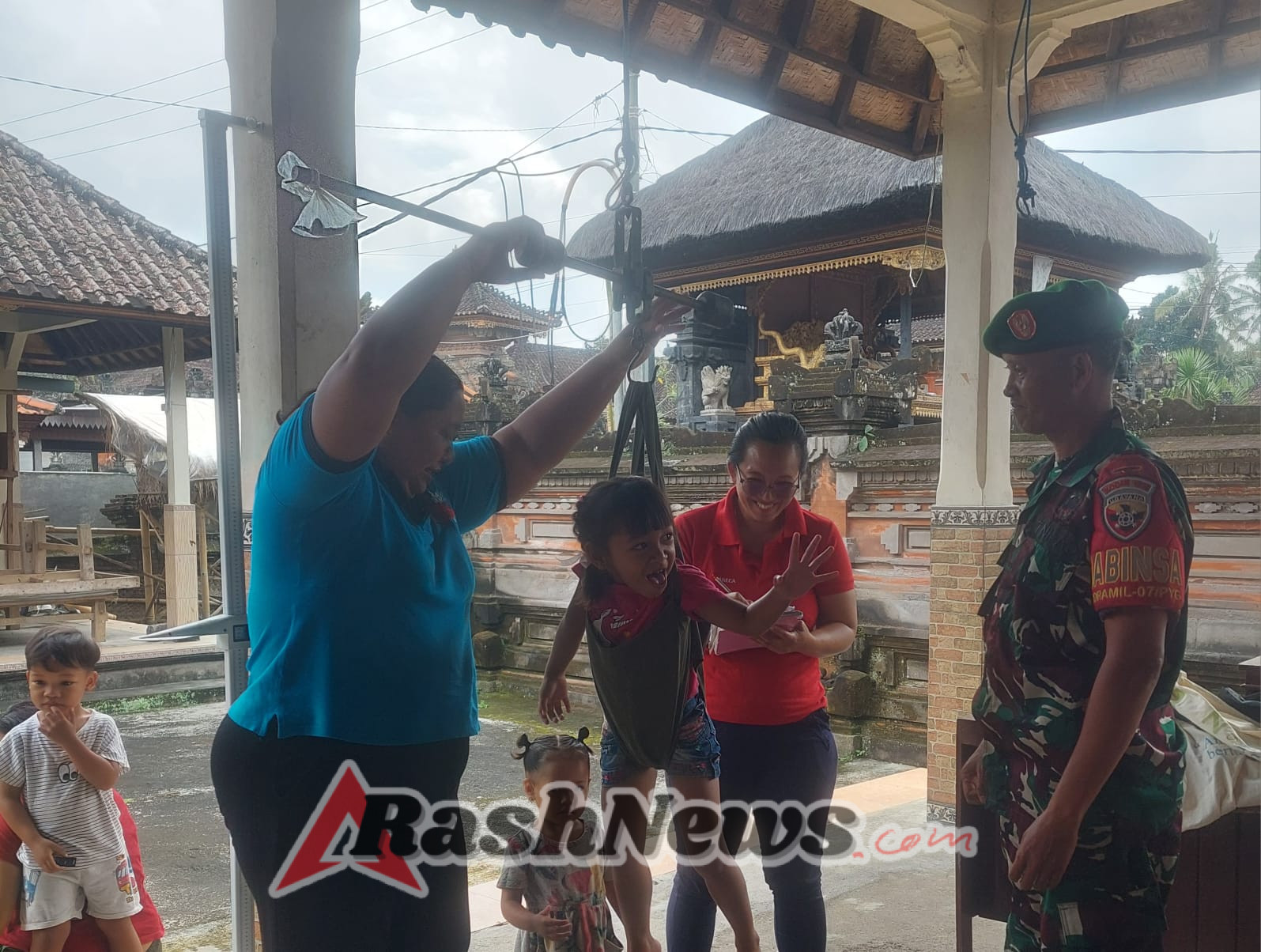 TNI Dekat dengan Rakyat, Babinsa Dampingi Posyandu Balita di Banjar Paneca