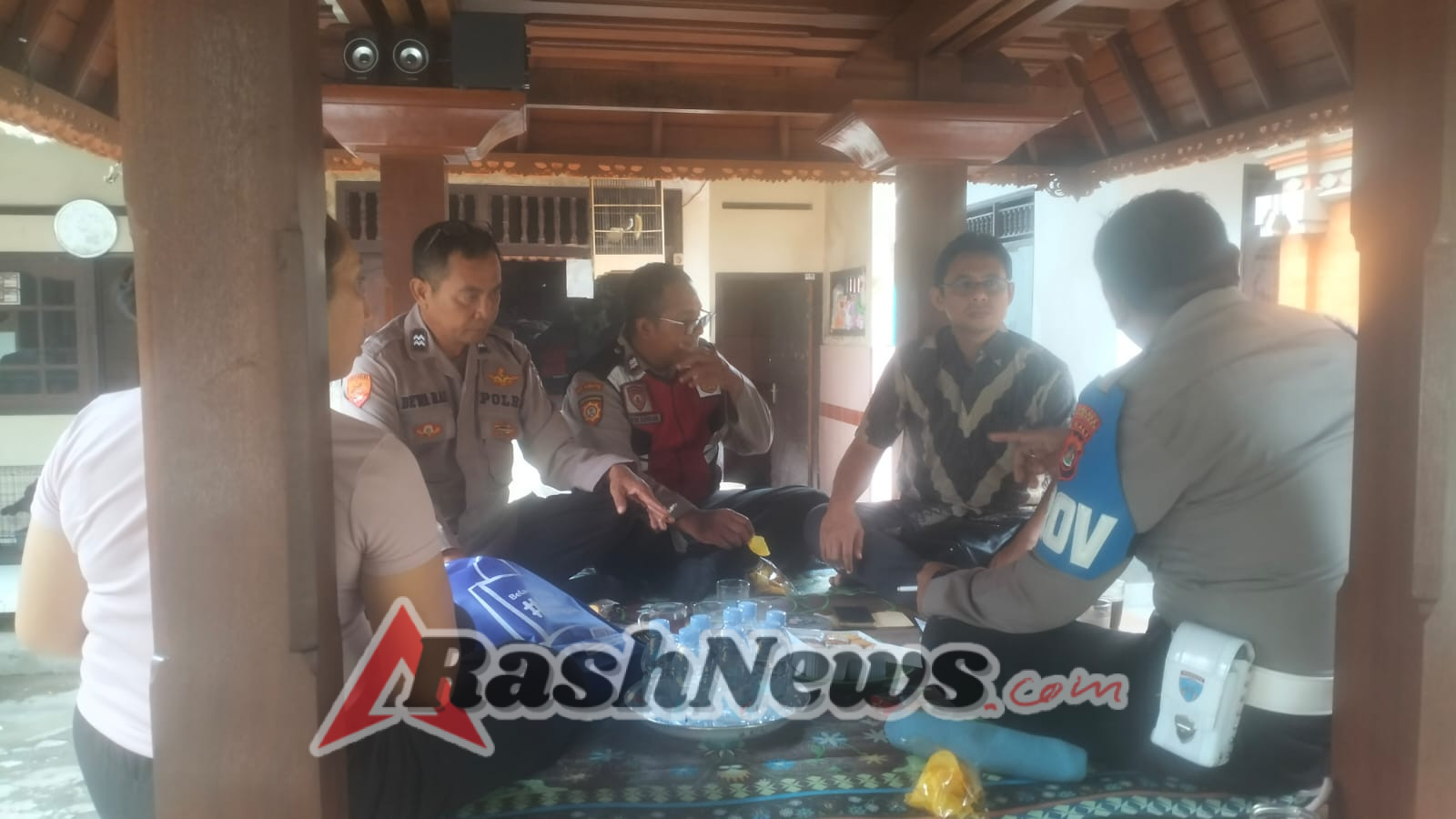 Solidaritas Tanpa Batas, Personel Polsek Selemadeg Jenguk Rekan yang Sakit