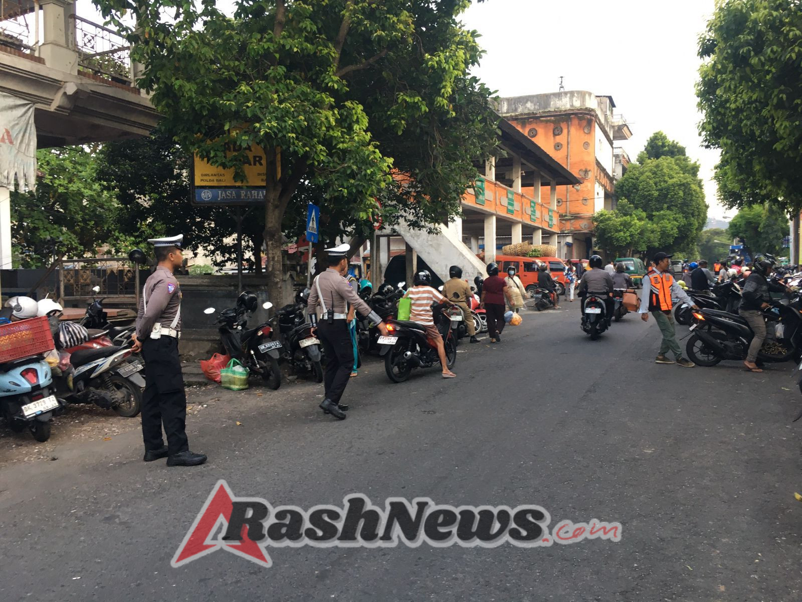 Pasar Timur Amlapura terpantau Landai Lancar dengan adanya Sat Lantas Polres Karangasem