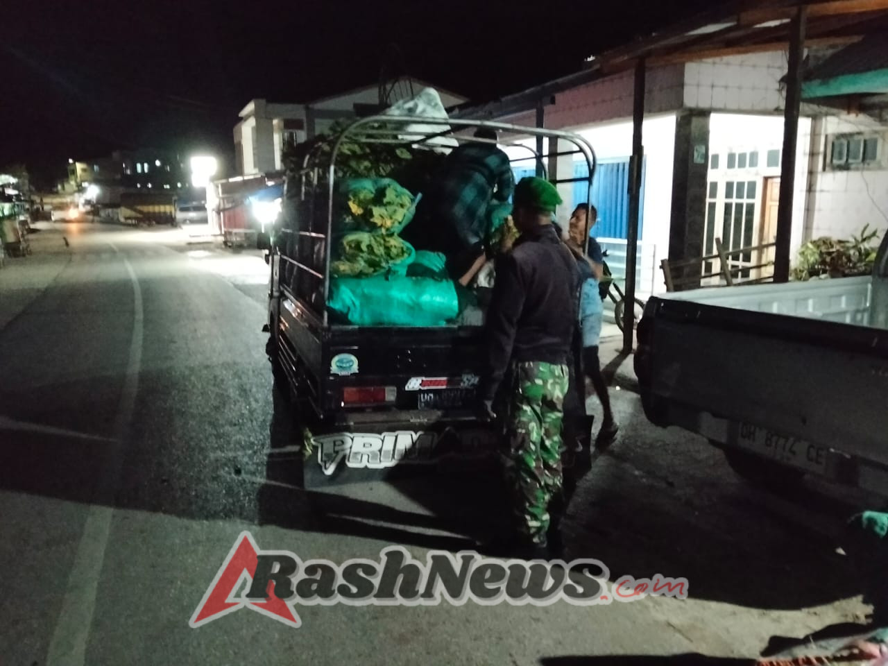 TNI dan Warga Bersinergi, Babinsa Koramil 1621-04 Sosialisasi Kamtibmas di Pasar Kapan