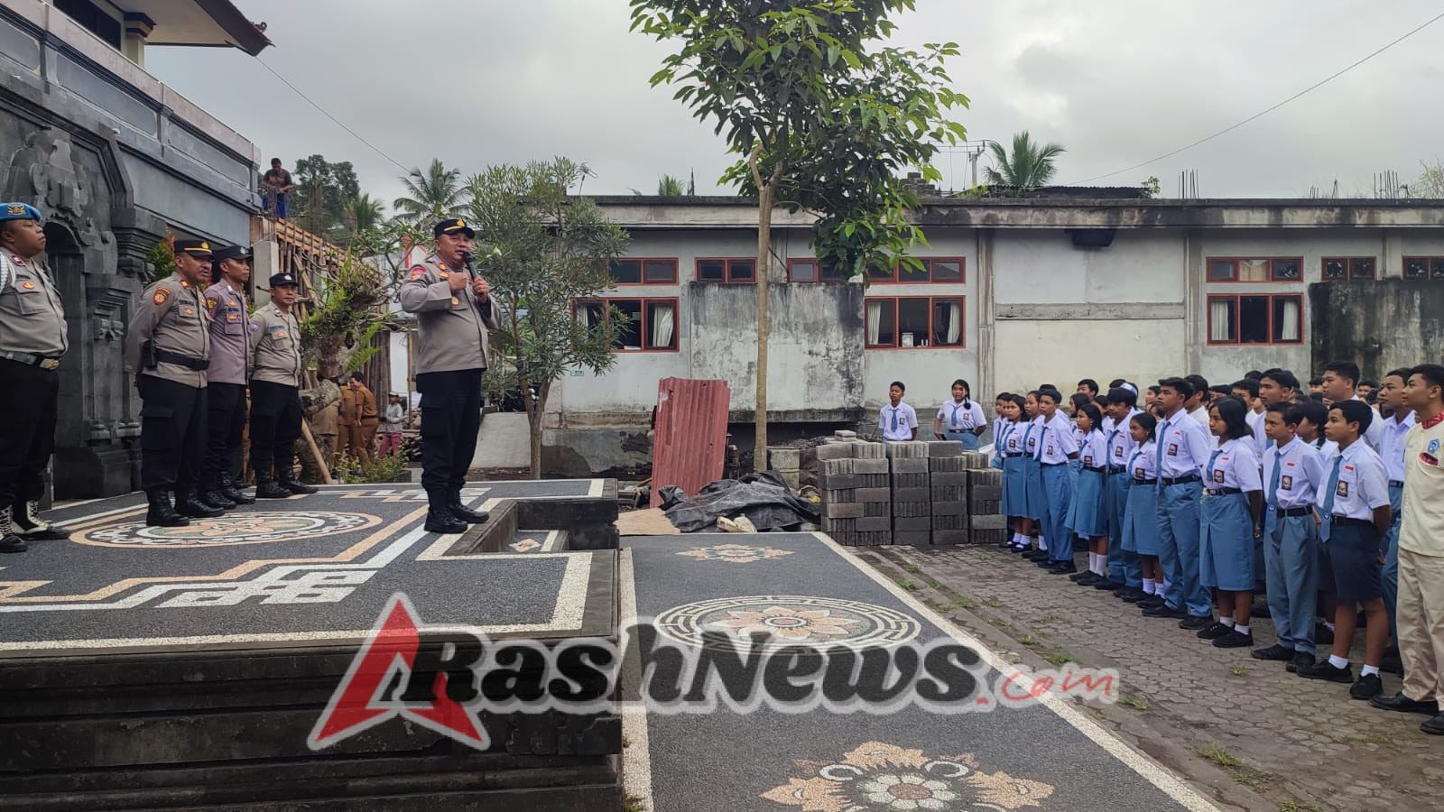 Giat  Go To School Kapolsek Bebandem di SMK Negeri 1 Bebandem Desa Sibetan Kec. Bebandem terkait perkembangan Situasi saat ini.
