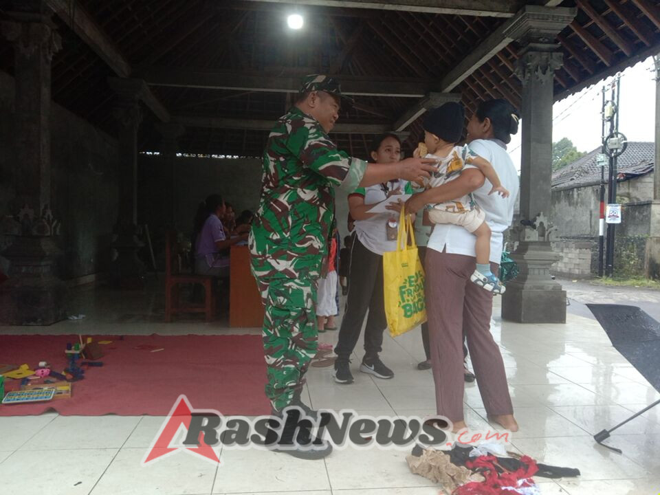 Posyandu Balita Dan Lansia Digelar, Serma Wayan Sukadana Bantu Nakes Layani Masyarakat