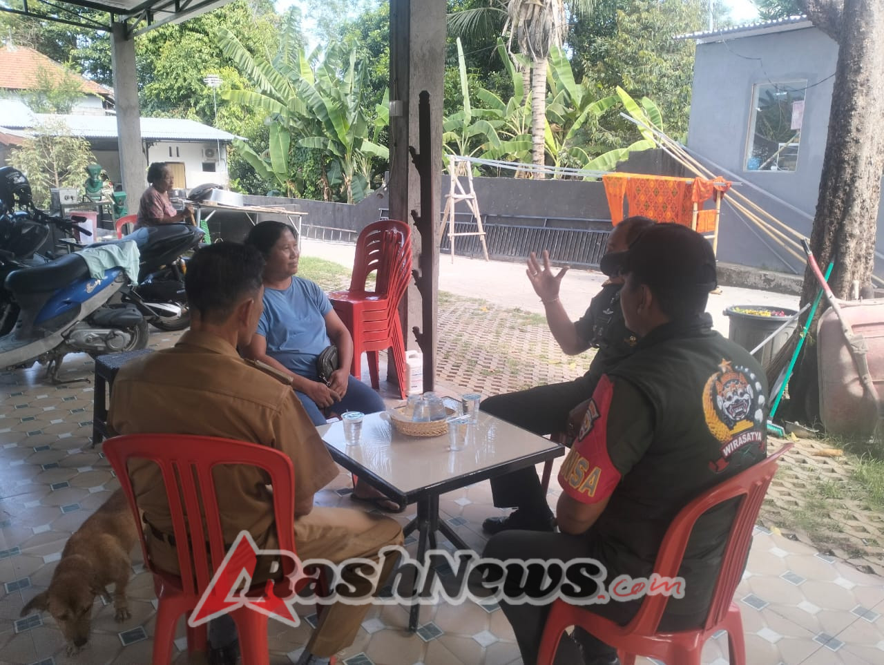 Danramil 1609-01/Buleleng Dukung UMKM Tenun Songket Sutra di Desa Jinengdalem