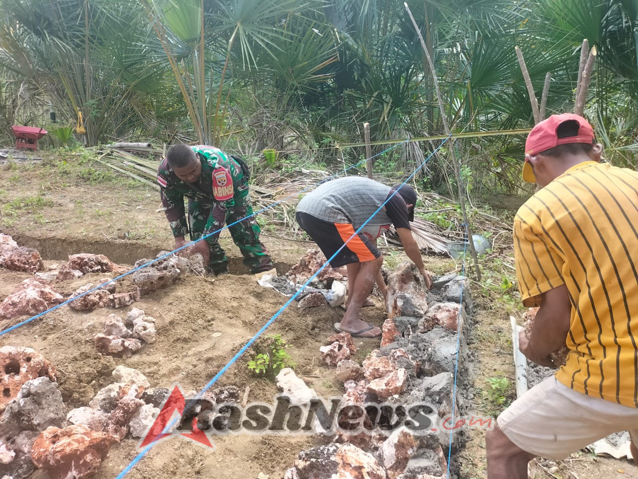Babinsa Koramil Biudukfoho Kerja Bakti Ringankan Pekerjaan Warga Binaannya