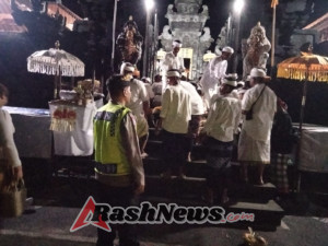 Wujudkan Kamtibmas, Polsek Selemadeg & Pecalang Amankan Upacara Pasupati di Bajera