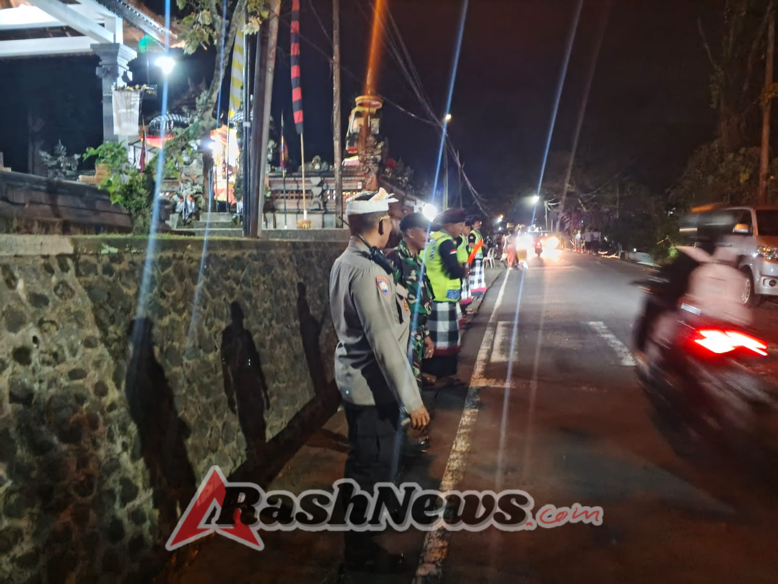 Bhabinkamtibmas Polsek Abiansemal Bersama Pecalang Desa Adat Amankan Jalannya Upacara Keagamaan