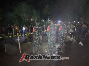 Aksi Solidaritas 1000 Lilin di Lokasi Banjir Bandang Desa Sawu, Babinsa Turut Lakukan Pengamanan