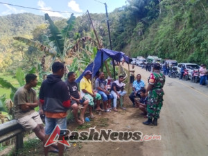 Babinsa Hadir di Tengah Masyarakat, Amankan Jalur Buka Tutup Trans Ende–Maumere