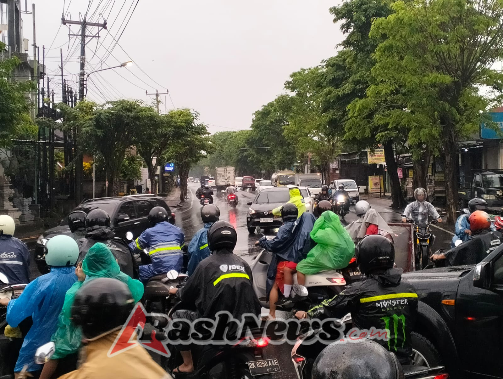 Hujan Tak Hentikan Dedikasi, Personel Sat Lantas Pastikan Kelancaran Lalu Lintas