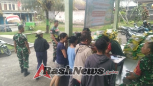 Pelihara stabilitas harga pangan, Babinsa Koramil 1623-06/Selat laksanakan penjualan beras SPHP dalam rangka HUT TNI ke-80.