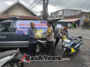 Personil Polsek Seltim melaksanakan kegiatan penjualan beras murah, mendukung Program Ketahanan Pangan Nasional