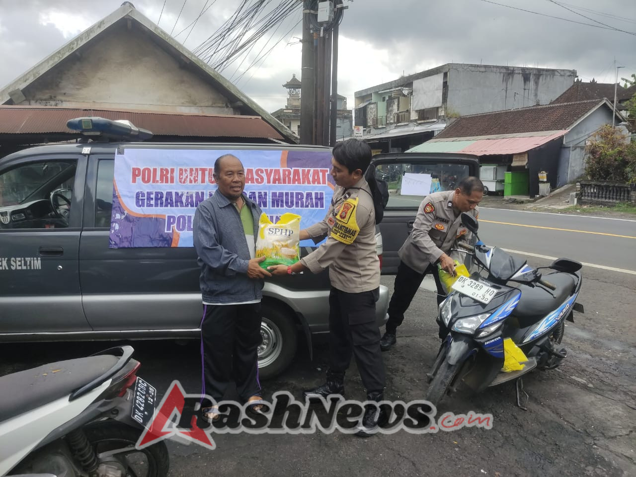 Personil Polsek Seltim melaksanakan kegiatan penjualan beras murah, mendukung Program Ketahanan Pangan Nasional