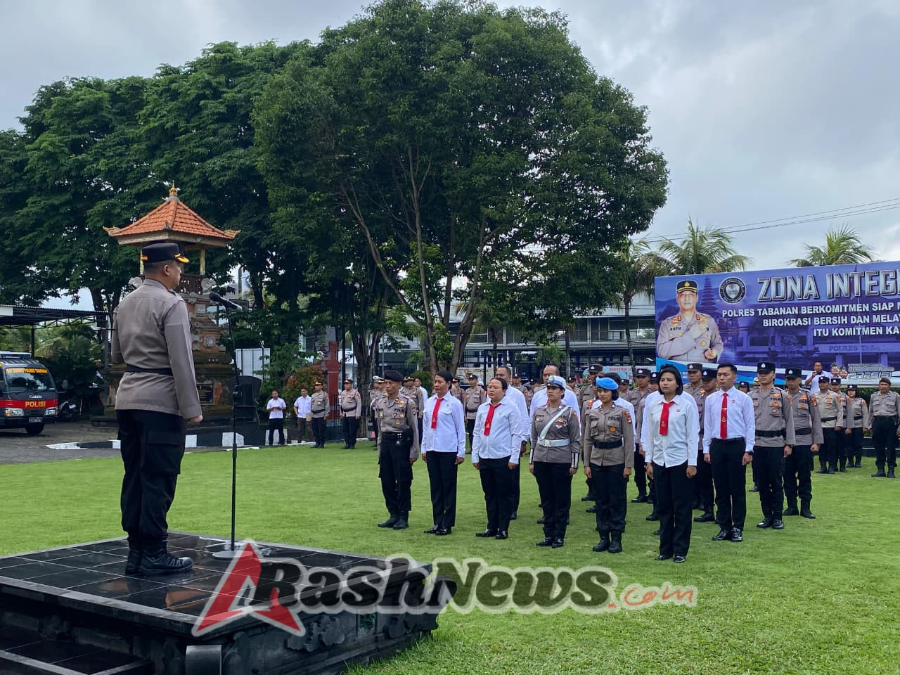 Kapolres Tabanan Beri Penghargaan Personel Berprestasi dan Tali Asih bagi Anggota Terdampak Banjir