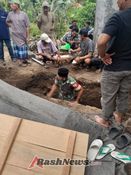 Babinsa Desa Kemuning Dampingi Keluarga Duka dalam Pemakaman Warga Binaan