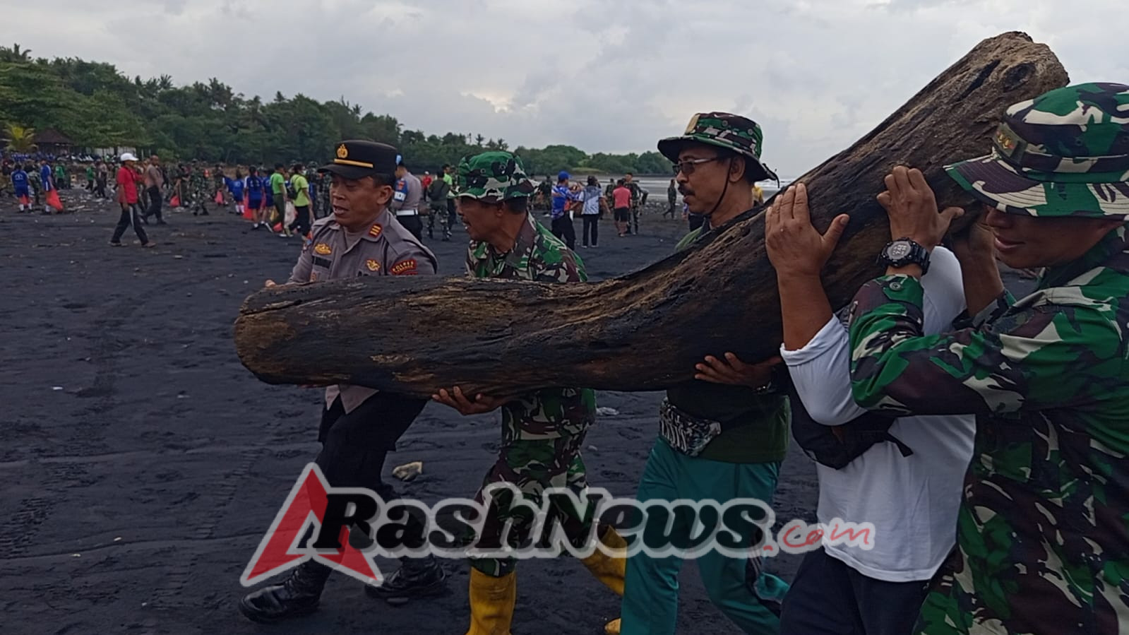 Kapolsek Kerambitan Melaksanakan Gotong Royong Bersama TNI dalam rangka Bakti Teritorial Prima “Memperingati HUT ke-80 TNI Tahun 2025”.