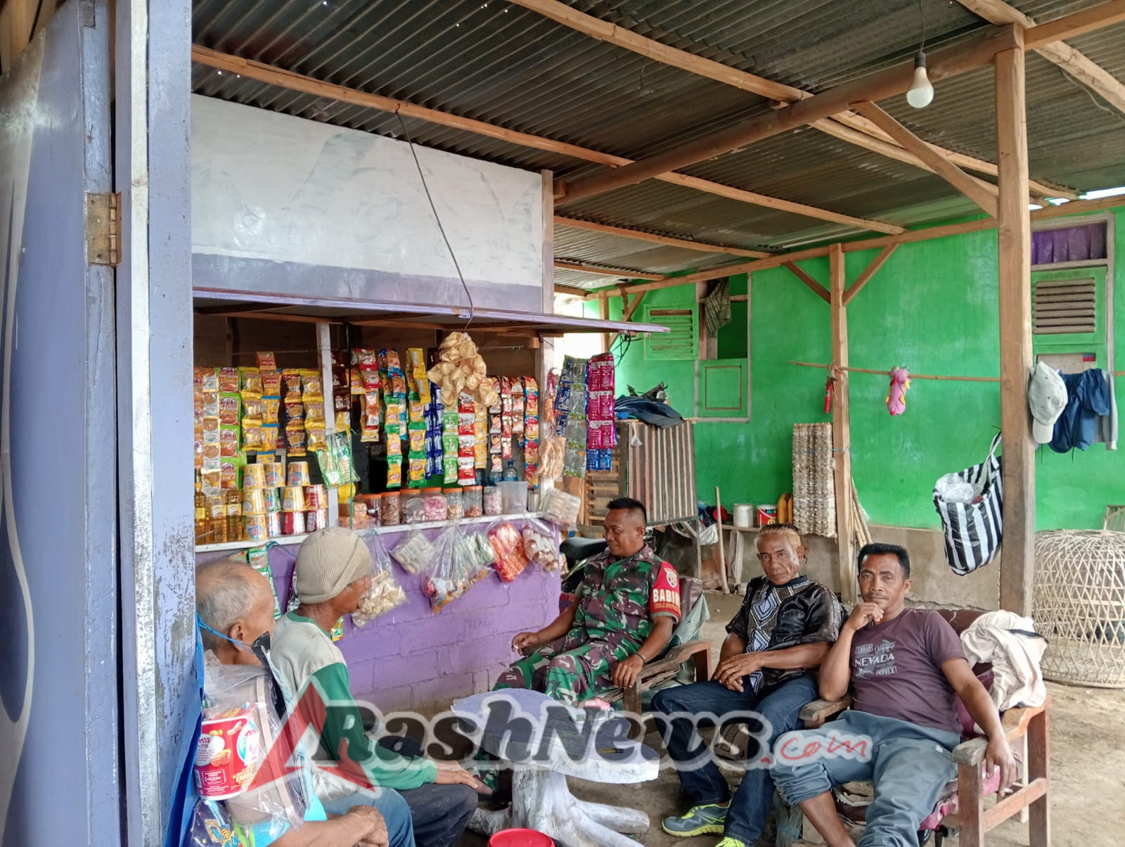 Babinsa Tambak Sari Ingatkan Warga Pentingnya Menjaga Kamtibmas