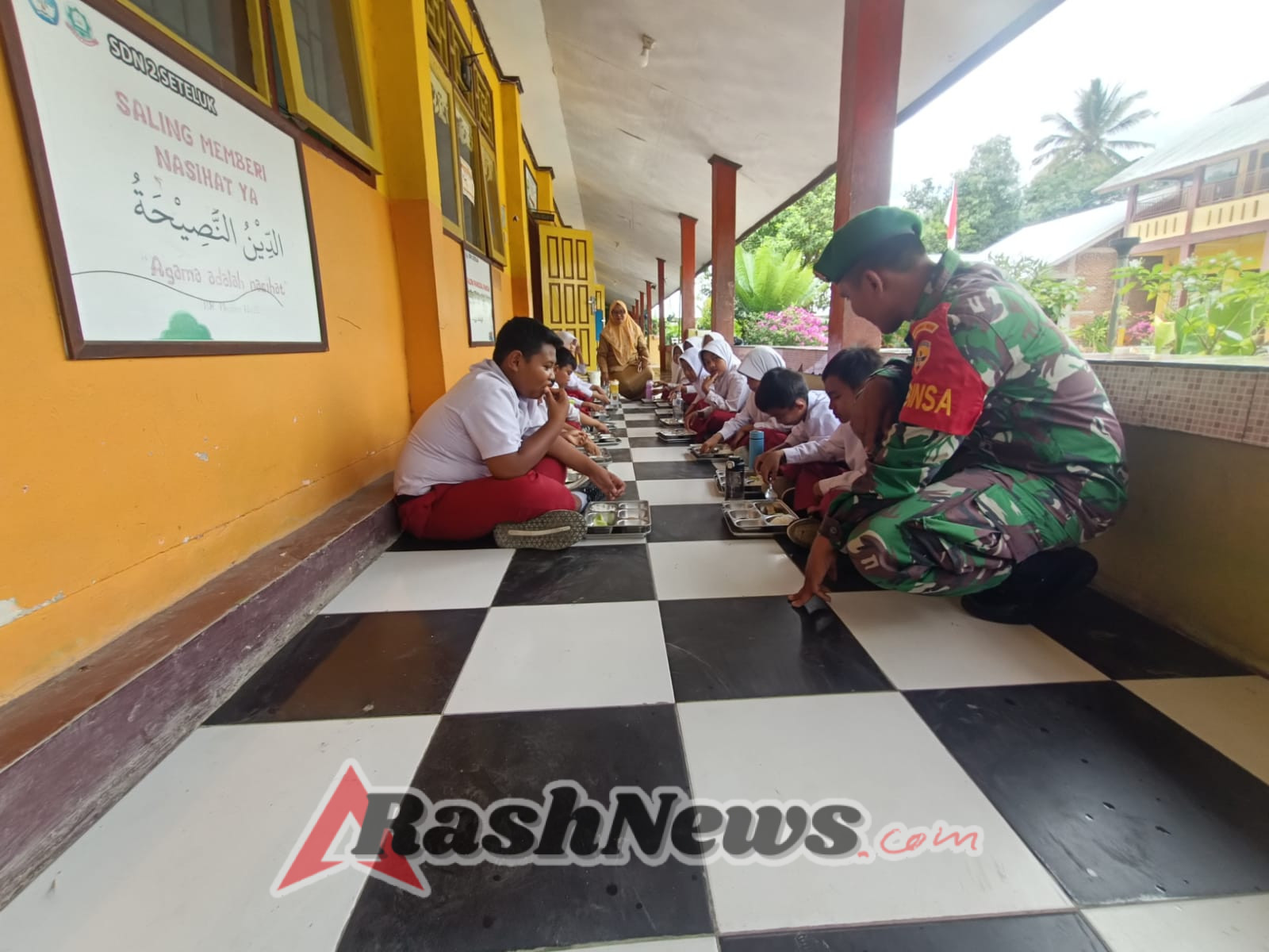 Perkuat Generasi Sehat, Babinsa Seteluk Rea Kawal Kegiatan Makan Bergizi Gratis