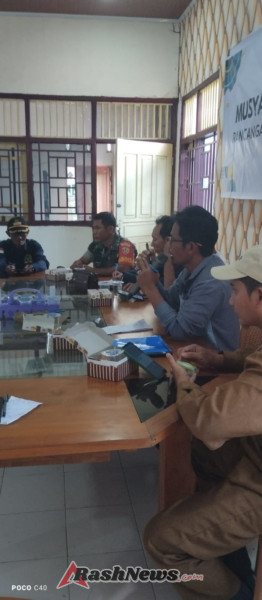 Babinsa Dorong Gotong Royong dan Keamanan di Musdus Desa Pasir Putih